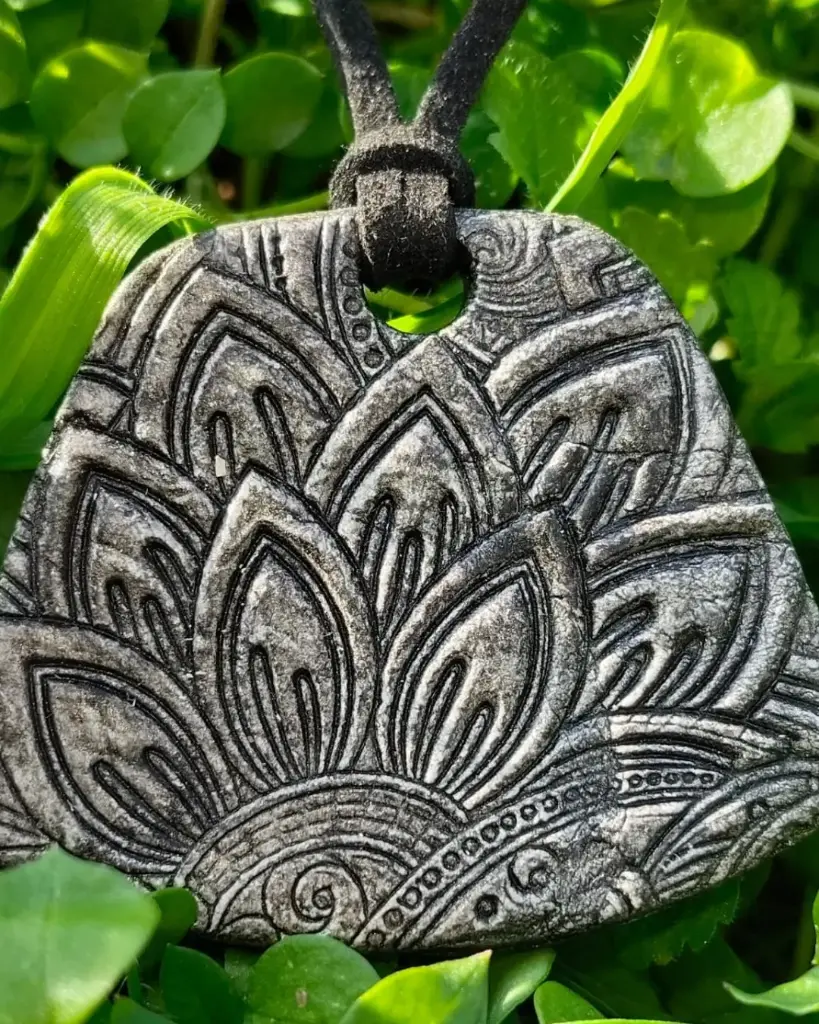 🌑 Amuleto Mandala Floral Negra Grande: Misterio y Florecimiento Interior 🖤