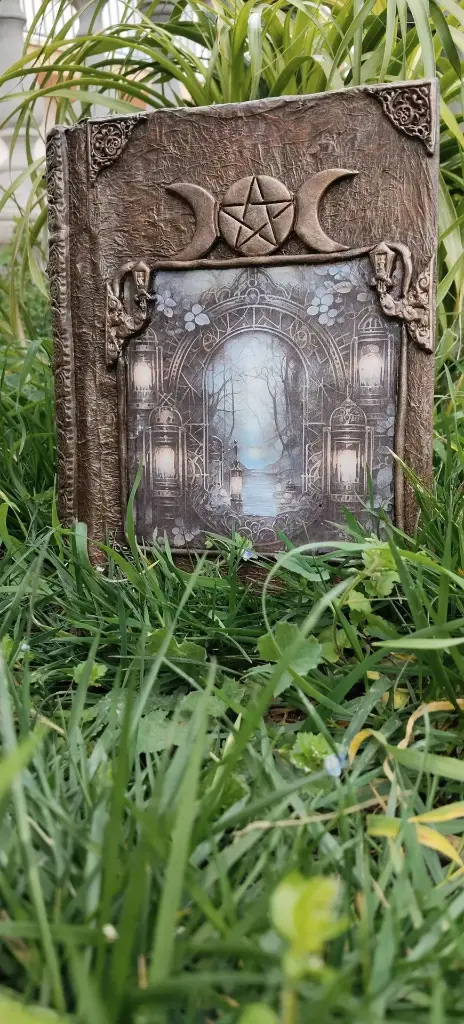 ✨ El Tratado Oculto: Tu Grimorio Viviente y Guardián de Poder Ancestral Tamaño Mediano✨