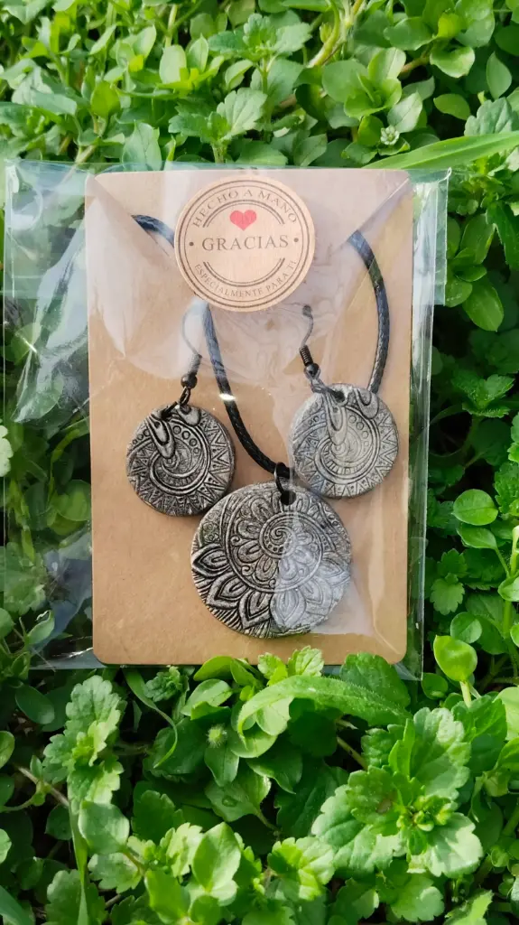✨ Conjunto de Pendientes y Collar Mandala Circular Negro✨