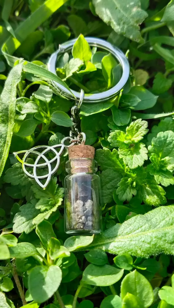 ✨🔑 AMULETO MÁGICO: Botellita de Protección en Llavero 🔑✨