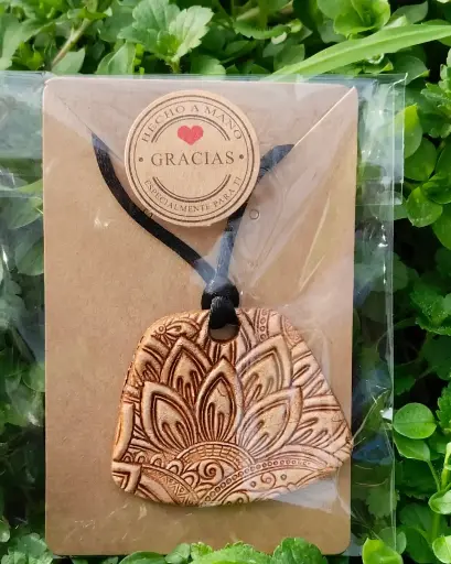 🪵 Amuleto Mandala Floral Marrón Madera: Estabilidad y Conexión Ancestral 🌰