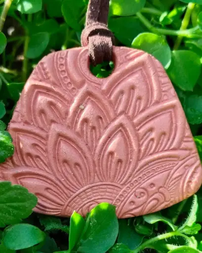 🧱 Amuleto Mandala Floral Terracota: Creatividad y Energía Vital 🔥
Cada