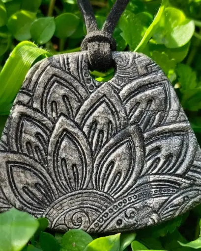 🌑 Amuleto Mandala Floral Negra Grande: Misterio y Florecimiento Interior 🖤
