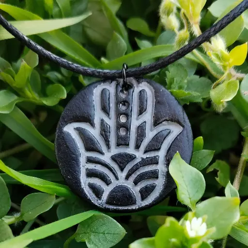 ✨Elegancia y Protección - Mano de Fátima Gris sobre Negro ✨